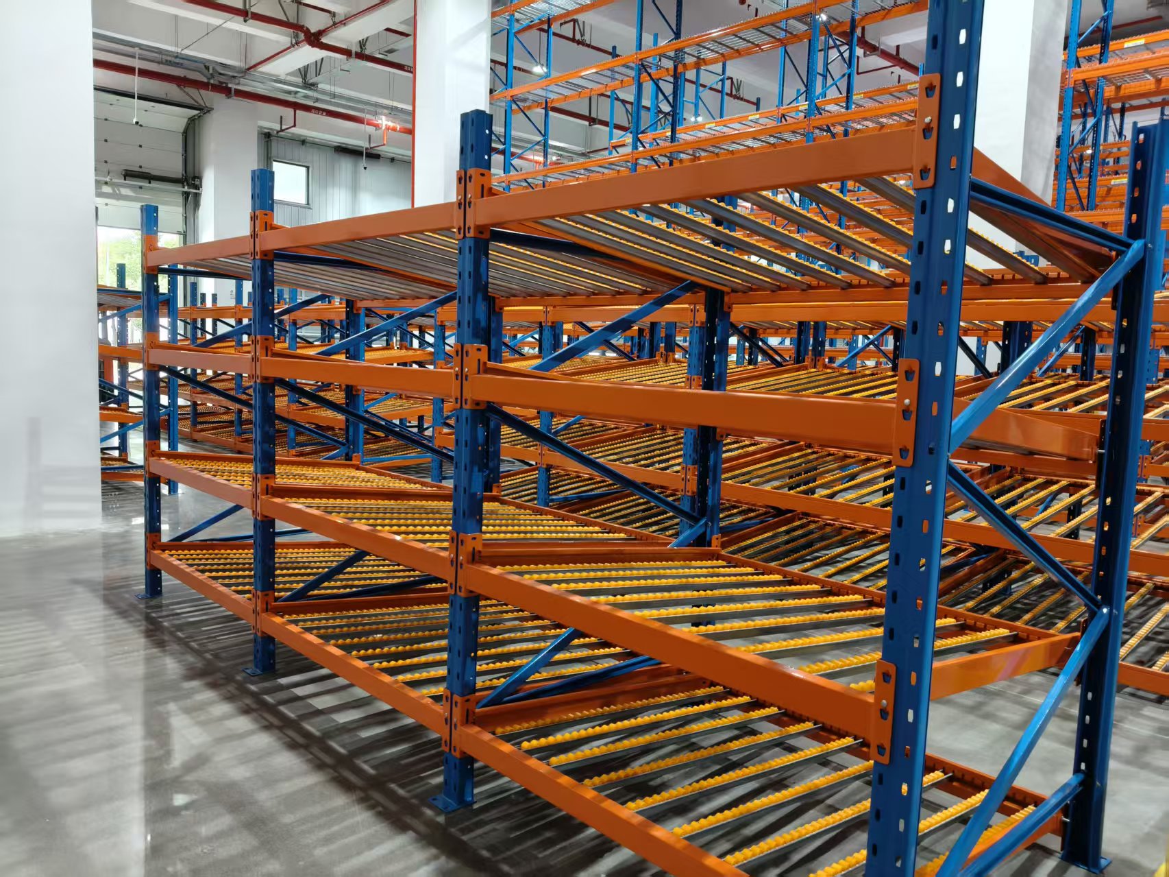 流利式货架的阻尼与调速装置：如何控制加速度与撞击